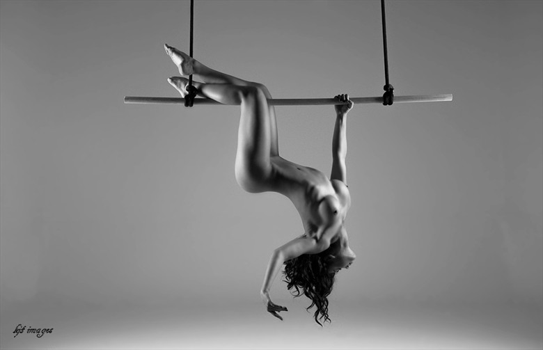 %22Trapeze%22 Artistic Nude Photo by Photographer kjt images